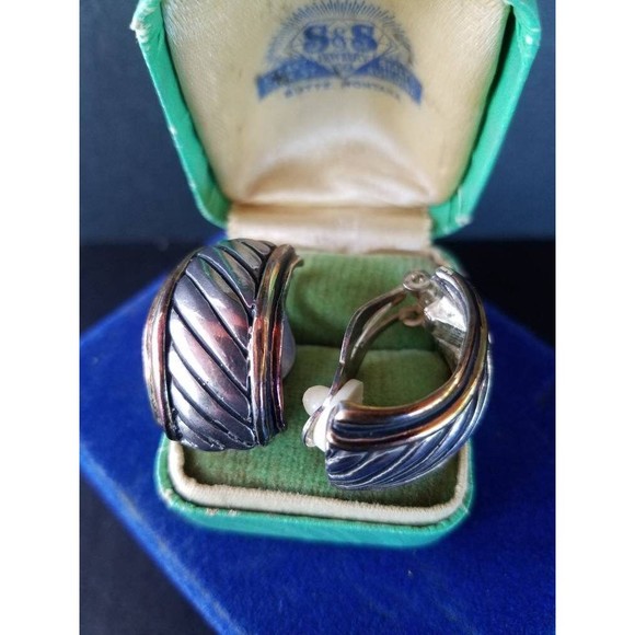 Two Toned Twisted Ribbed Clip-on Earrings - Picture 5 of 10